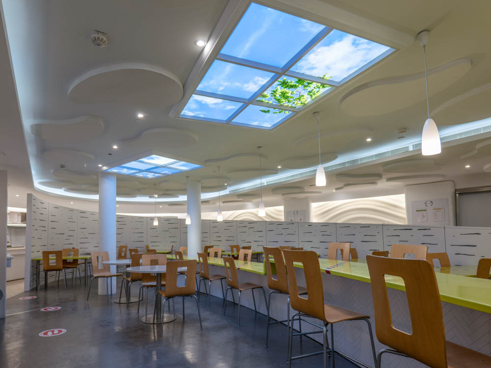 Dalle LED à effet ciel dans un restaurant d'entreprise